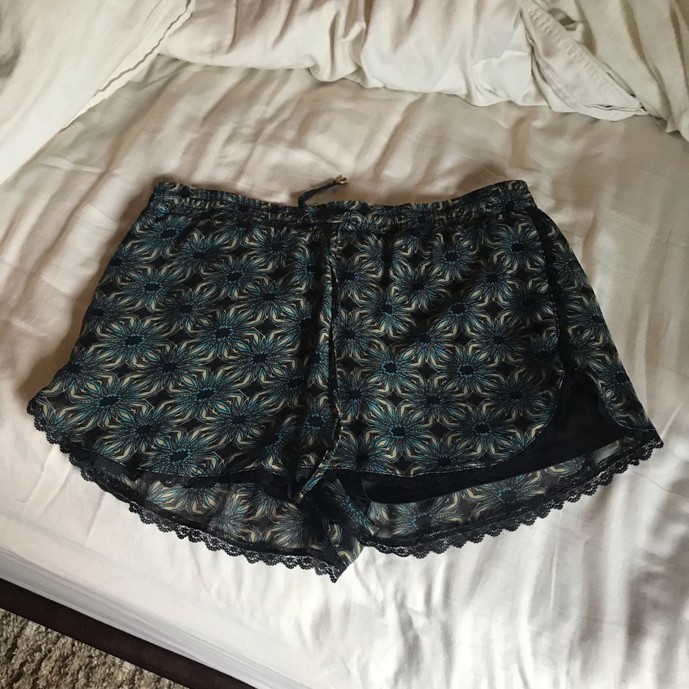 Blue pattern shorts with tie